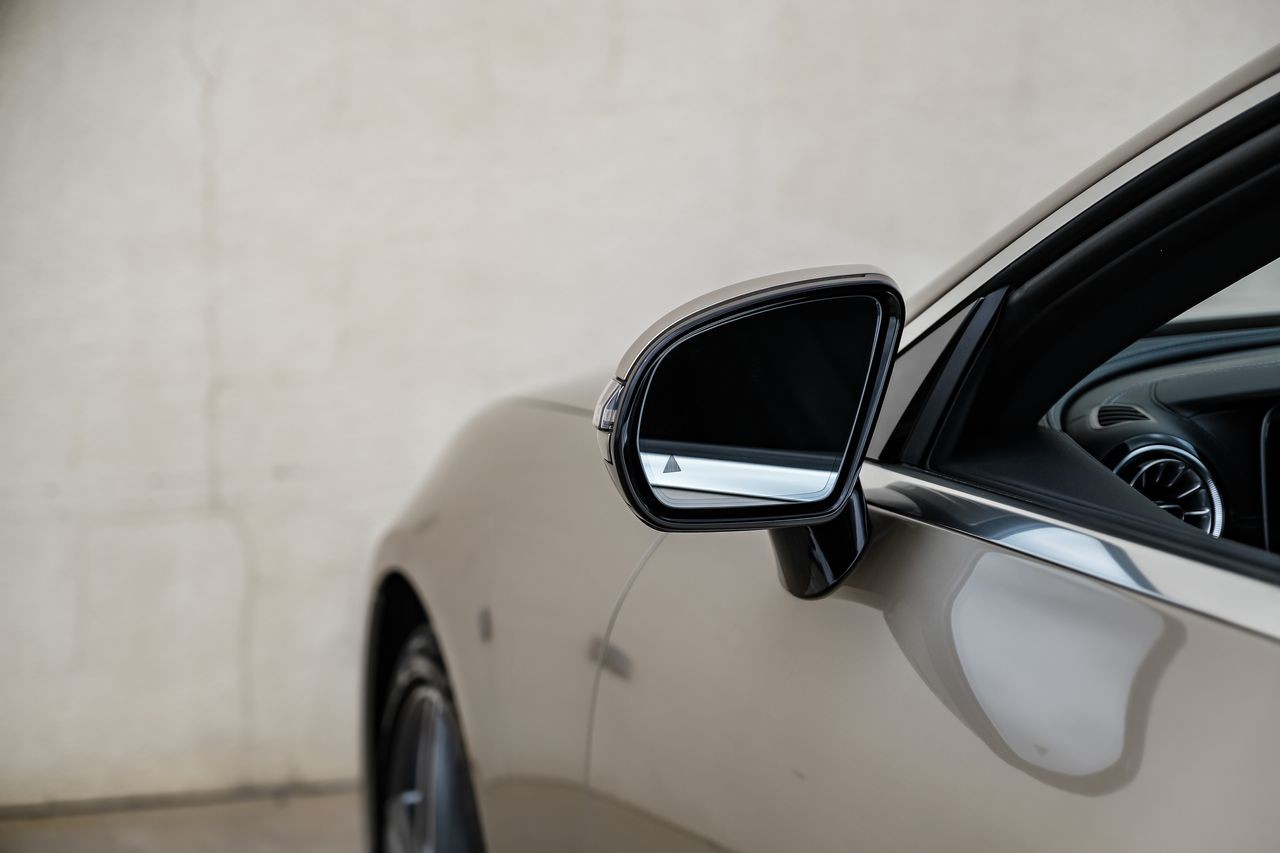 Mercedes-Benz E-Class Vehicle Main Gallery Image 32