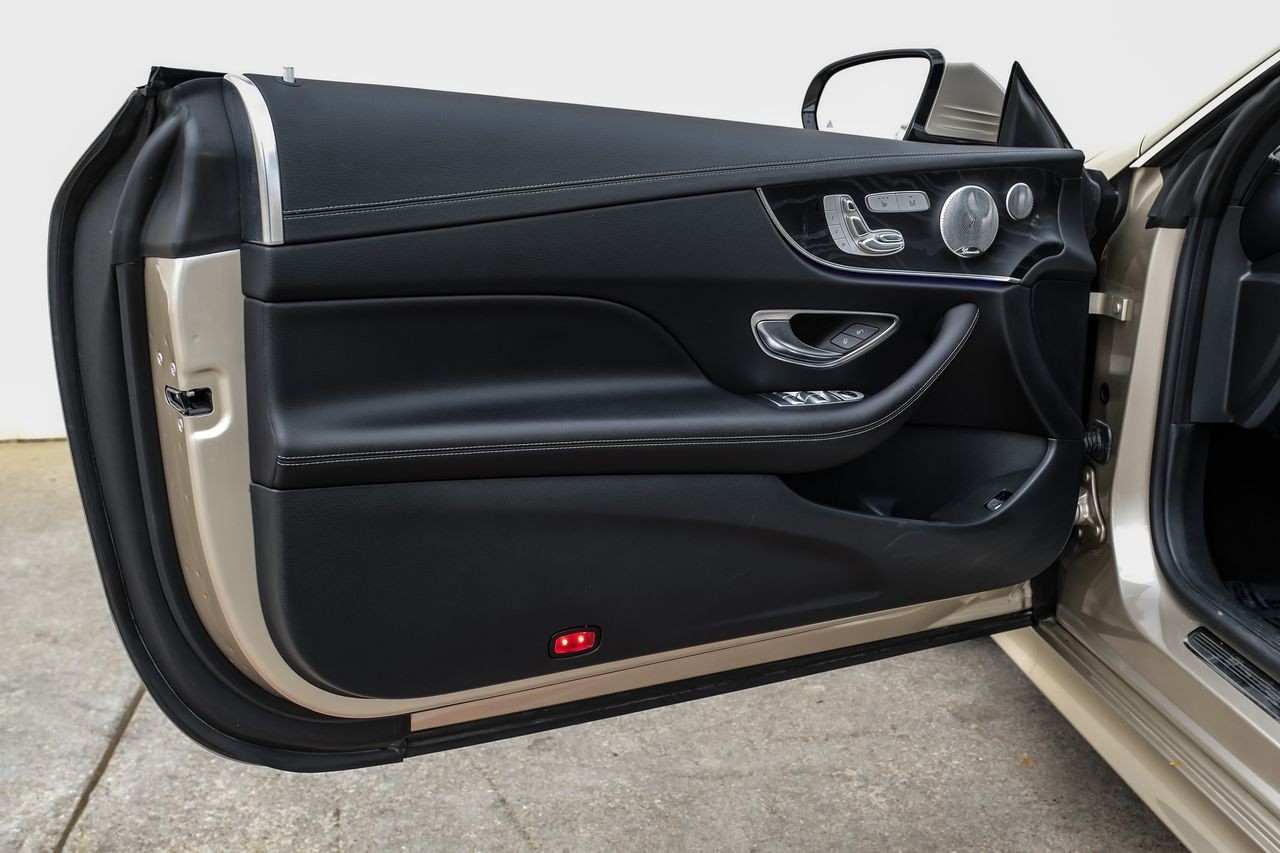 Mercedes-Benz E-Class Vehicle Main Gallery Image 34