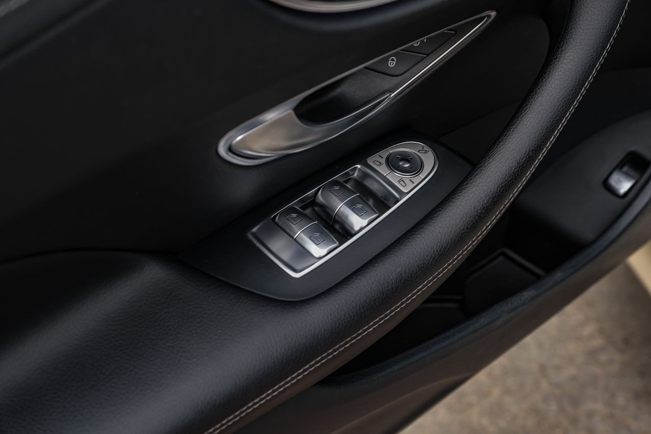 Mercedes-Benz E-Class Vehicle Main Gallery Image 35