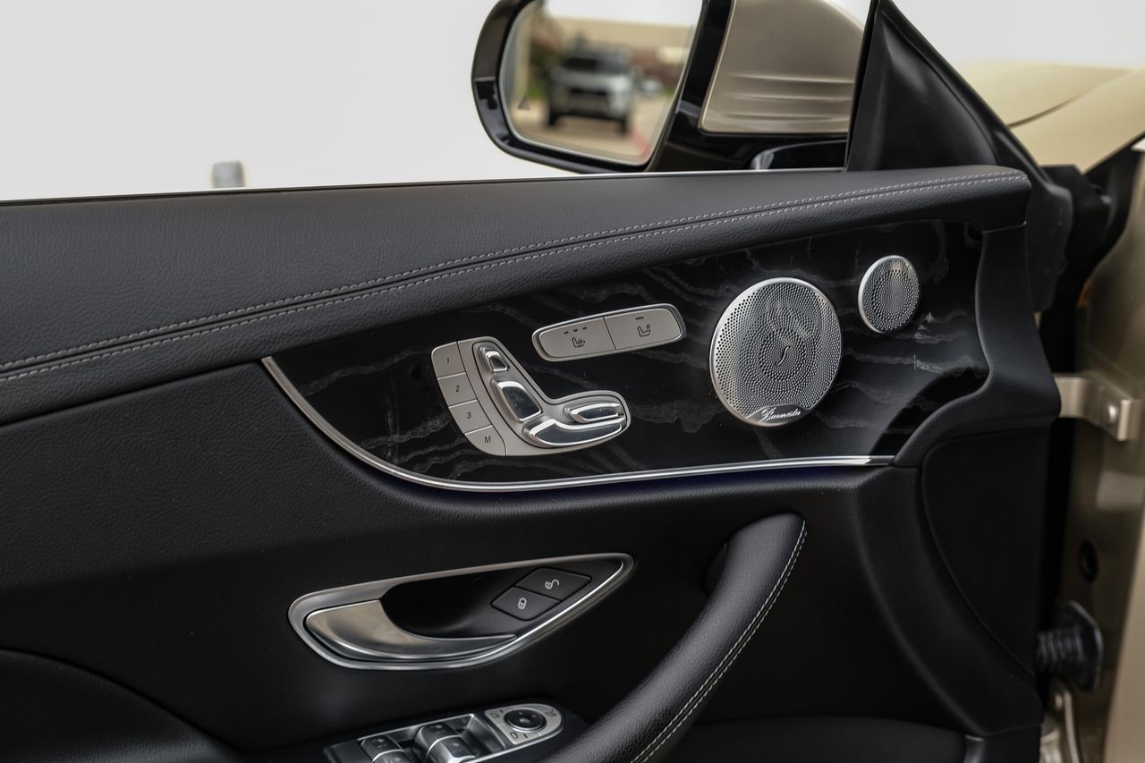 Mercedes-Benz E-Class Vehicle Main Gallery Image 36