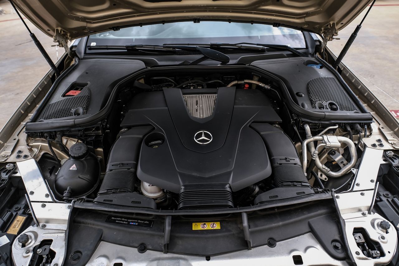 Mercedes-Benz E-Class Vehicle Main Gallery Image 42