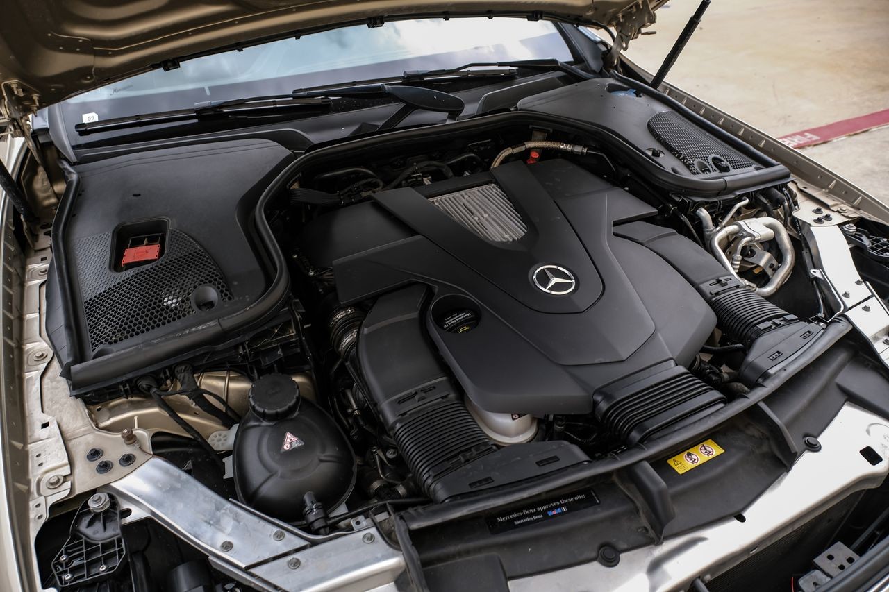 Mercedes-Benz E-Class Vehicle Main Gallery Image 43