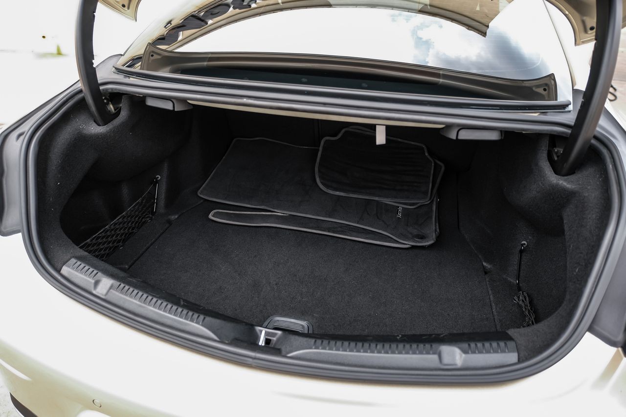 Mercedes-Benz E-Class Vehicle Main Gallery Image 44