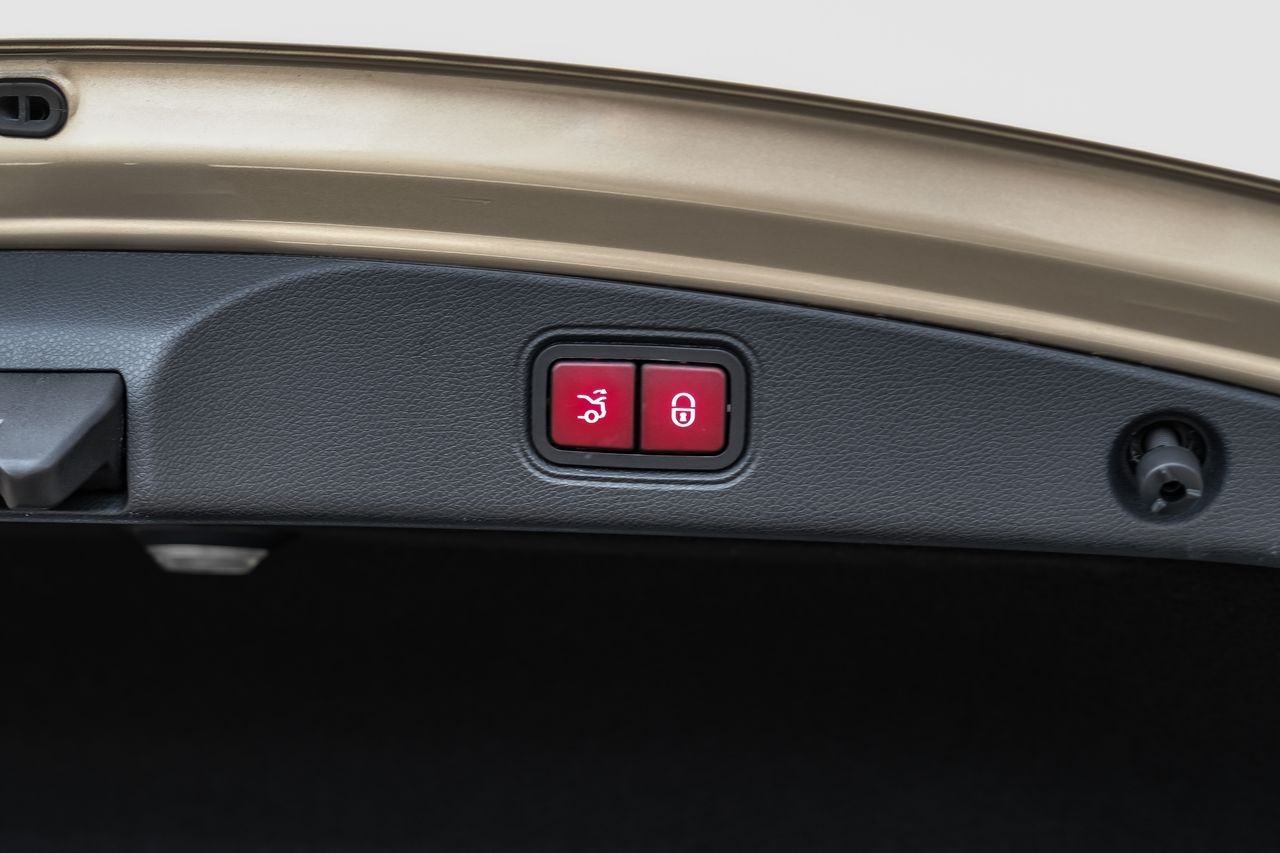 Mercedes-Benz E-Class Vehicle Main Gallery Image 46