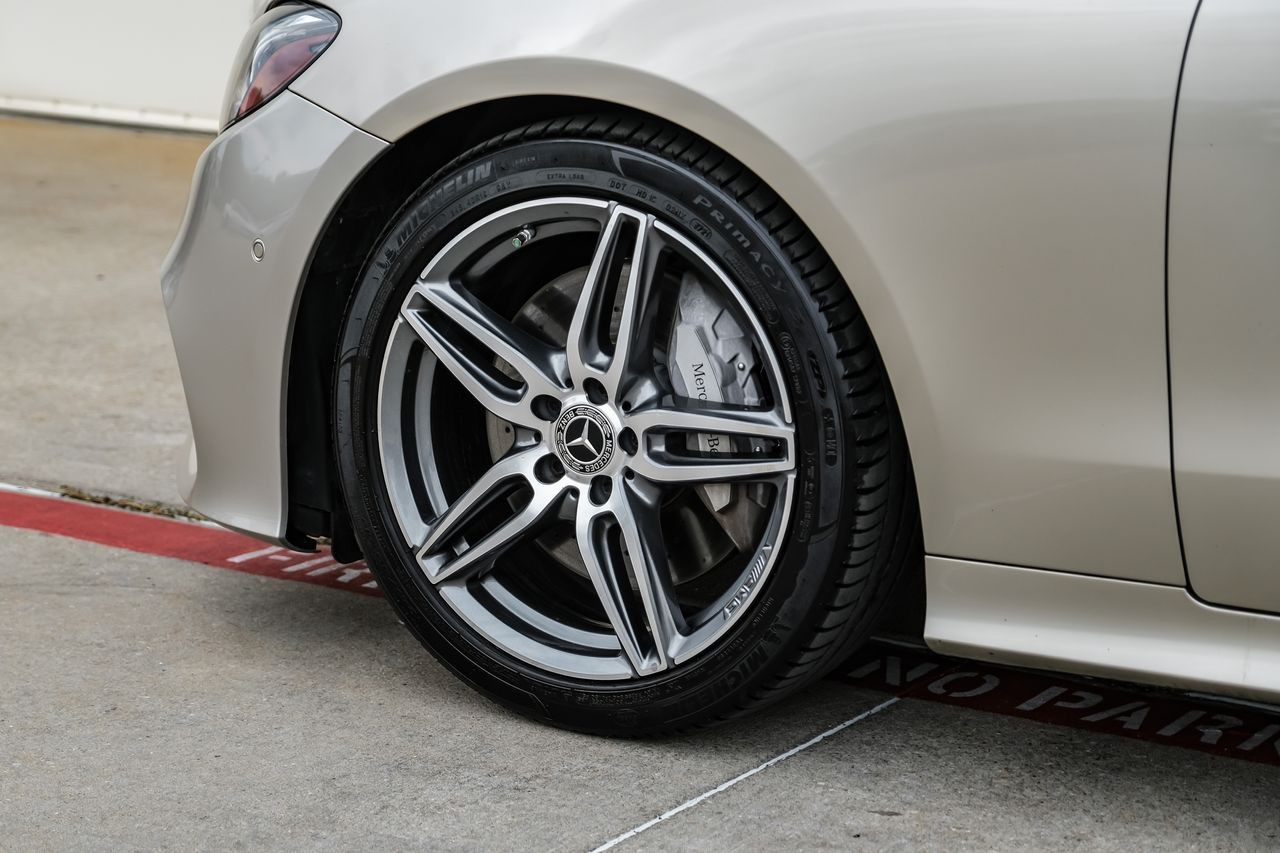 Mercedes-Benz E-Class Vehicle Main Gallery Image 49