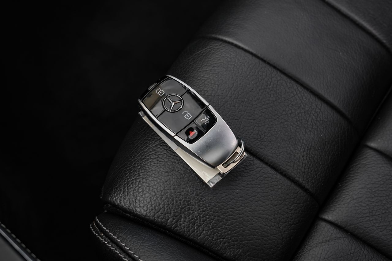 Mercedes-Benz E-Class Vehicle Main Gallery Image 51