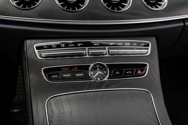 Mercedes-Benz E-Class Vehicle Main Gallery Image 26