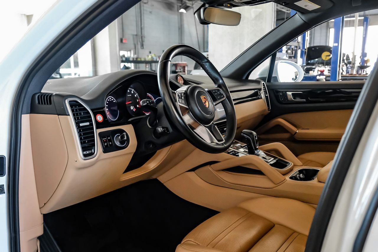 Porsche Cayenne Vehicle Main Gallery Image 03
