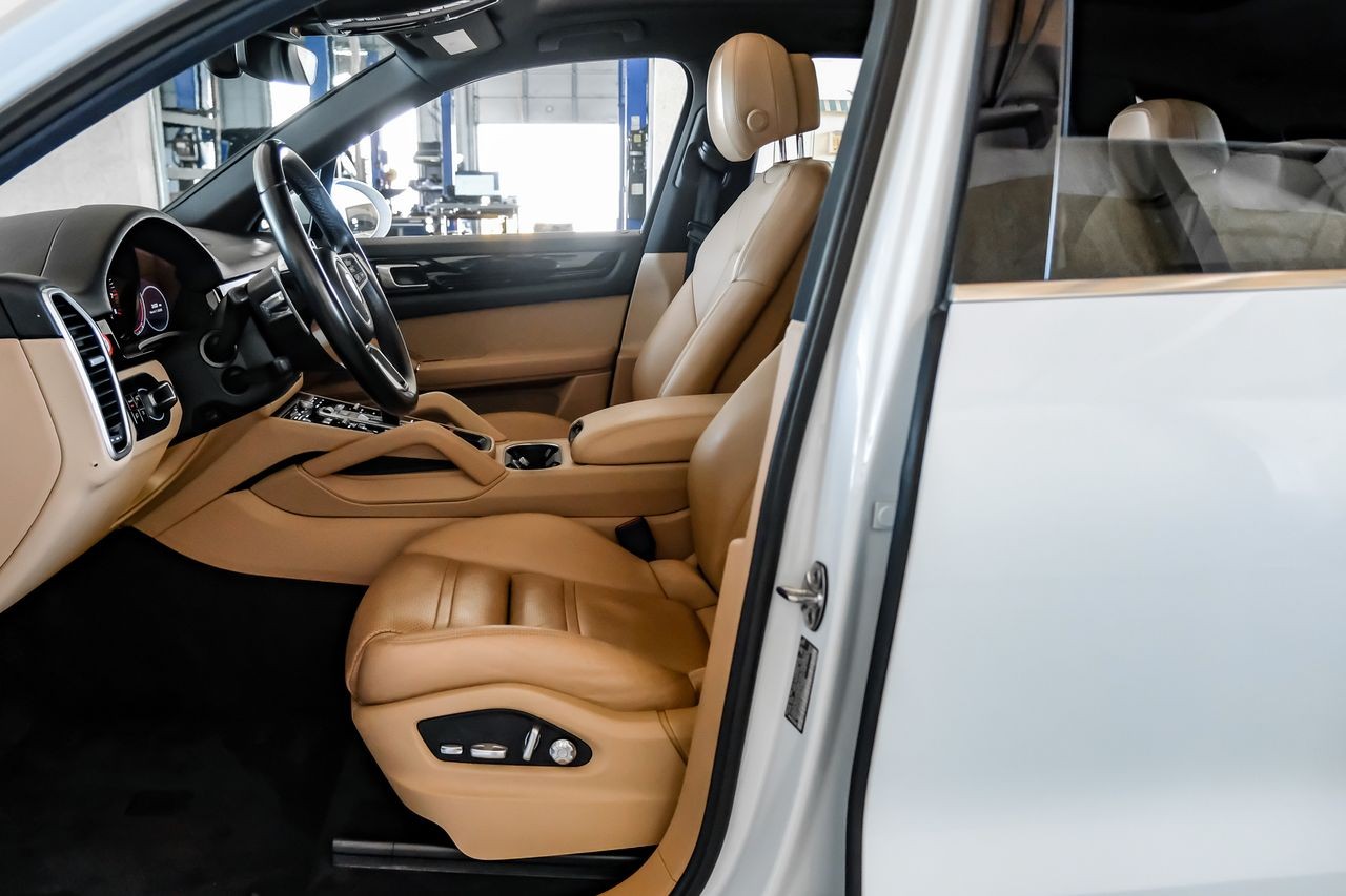 Porsche Cayenne Vehicle Main Gallery Image 04