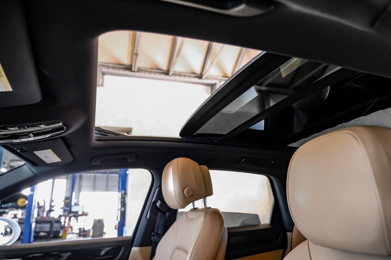 Porsche Cayenne Vehicle Main Gallery Image 05