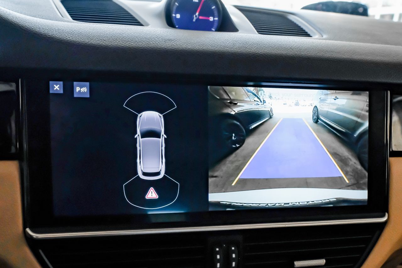Porsche Cayenne Vehicle Main Gallery Image 23
