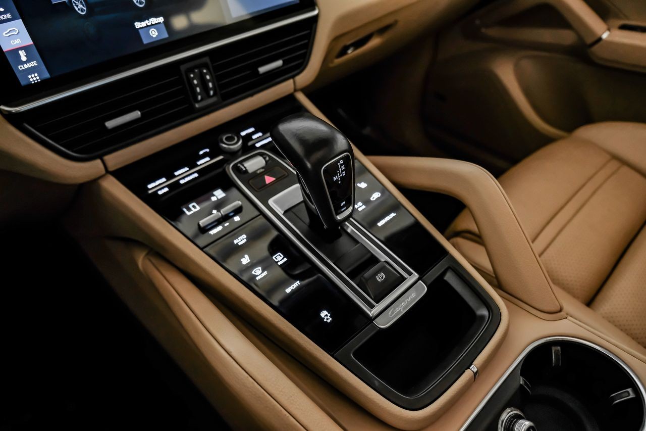 Porsche Cayenne Vehicle Main Gallery Image 24