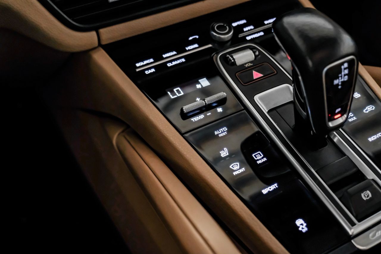 Porsche Cayenne Vehicle Main Gallery Image 25