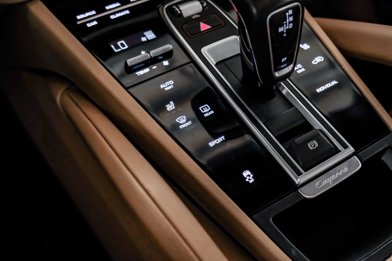 Porsche Cayenne Vehicle Main Gallery Image 26