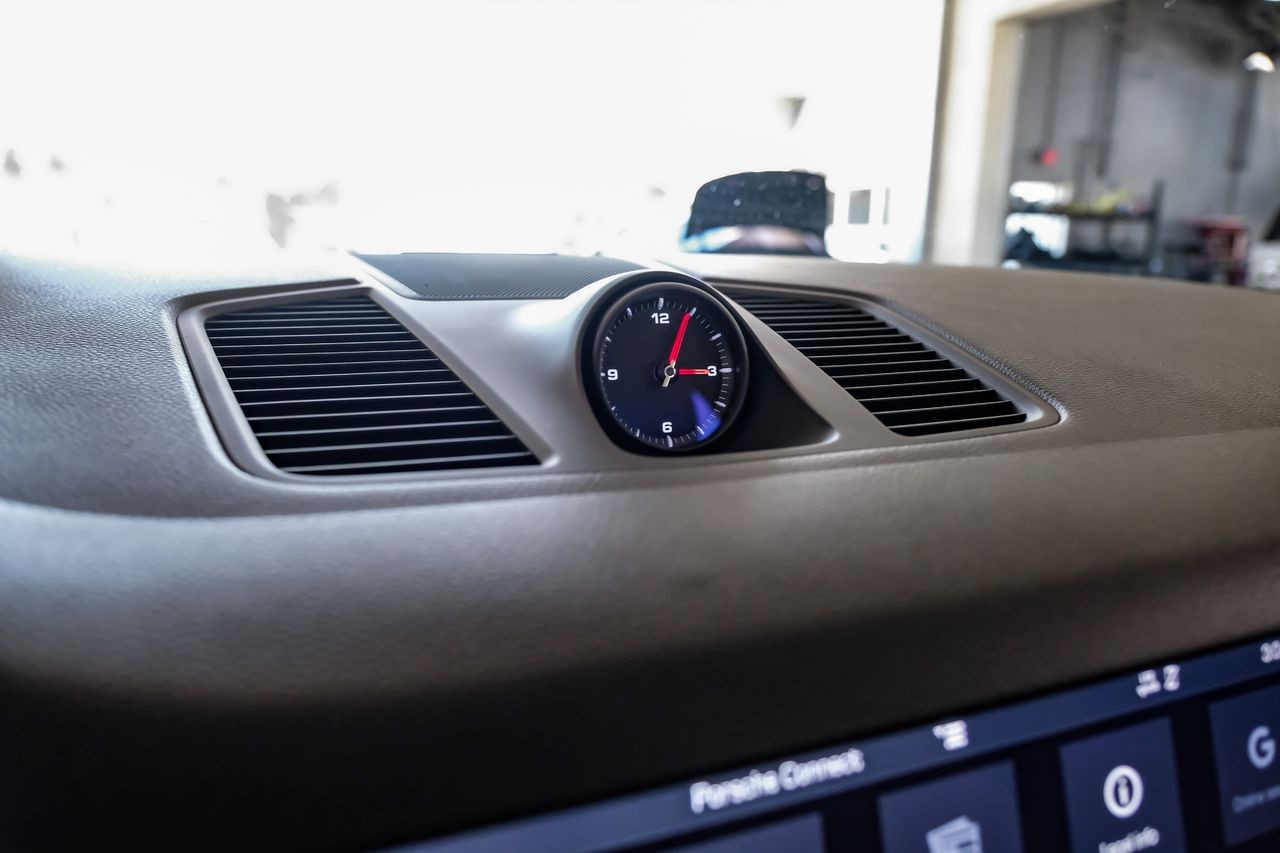 Porsche Cayenne Vehicle Main Gallery Image 28