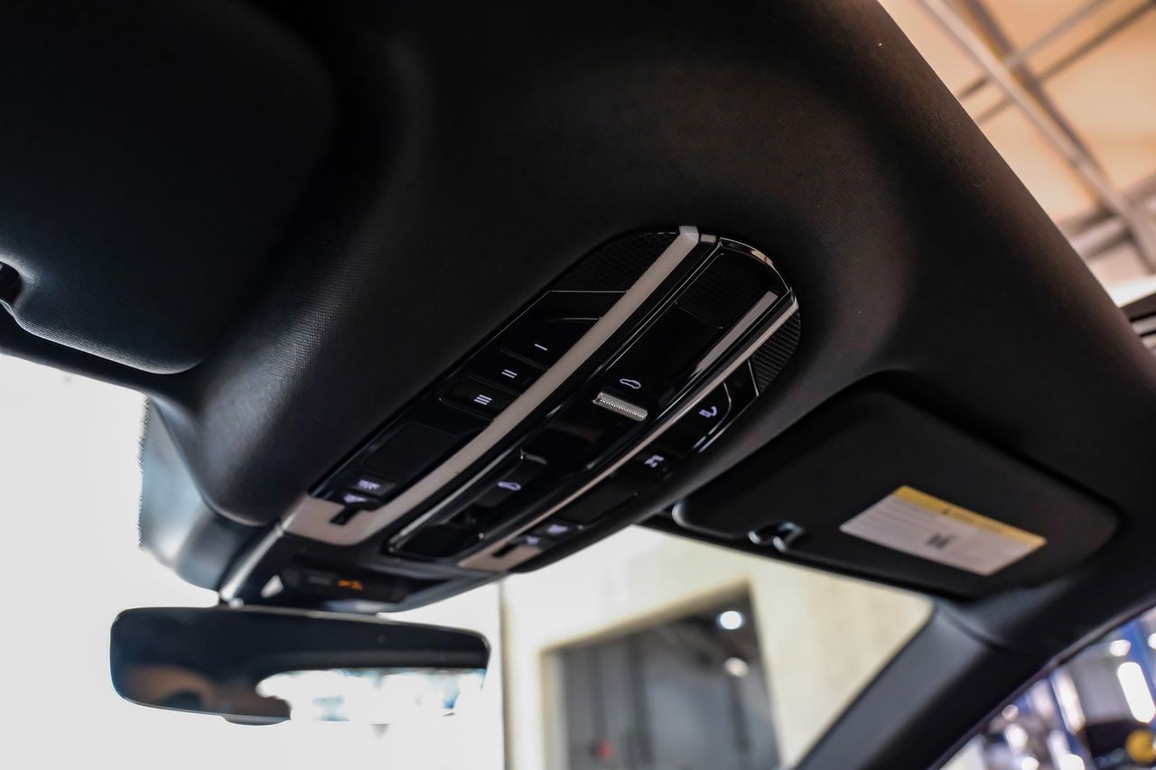 Porsche Cayenne Vehicle Main Gallery Image 33