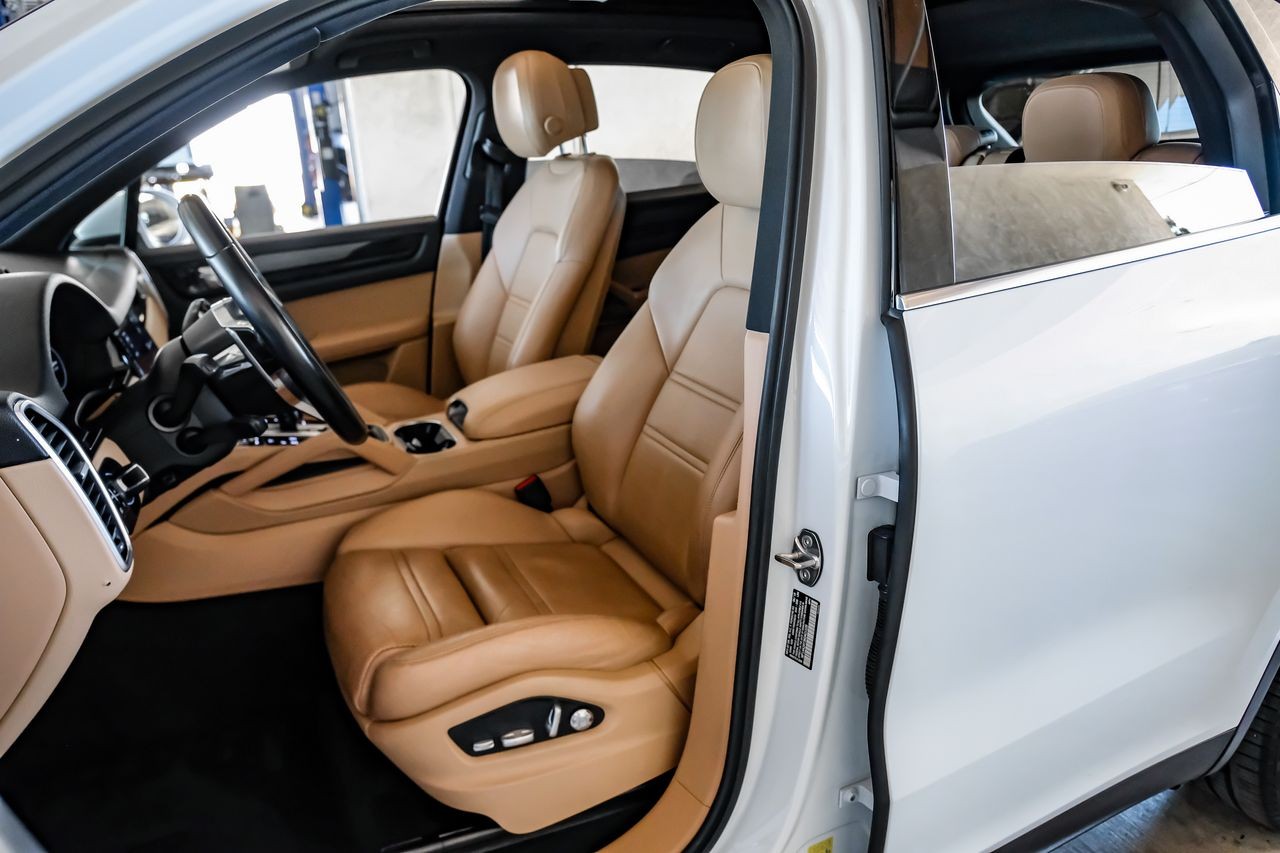 Porsche Cayenne Vehicle Main Gallery Image 34