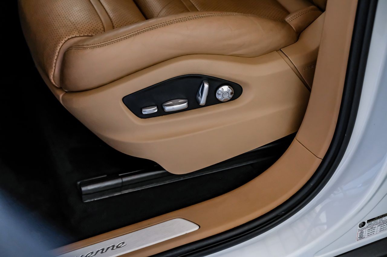 Porsche Cayenne Vehicle Main Gallery Image 35