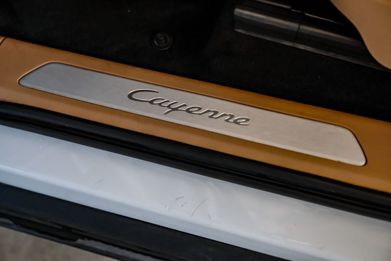 Porsche Cayenne Vehicle Main Gallery Image 36