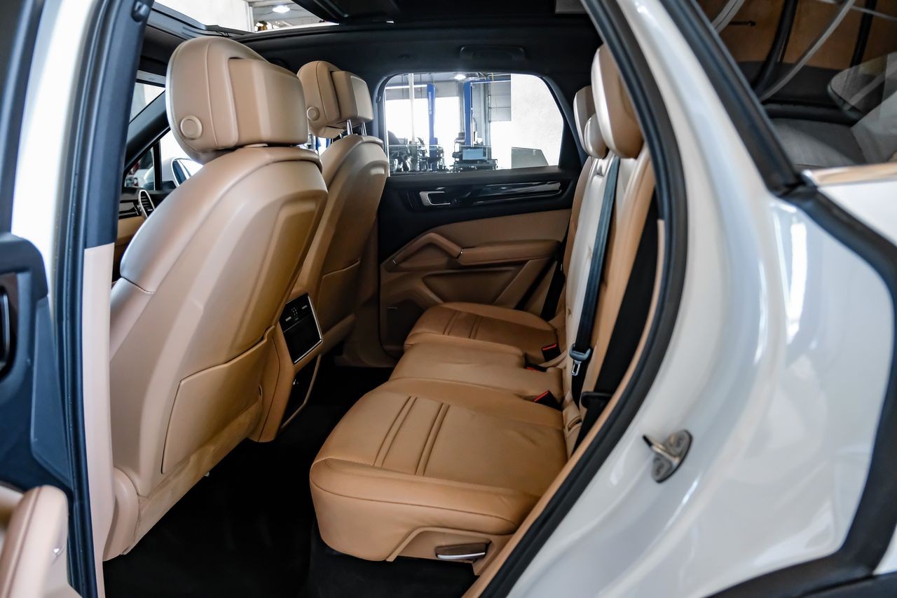 Porsche Cayenne Vehicle Main Gallery Image 43