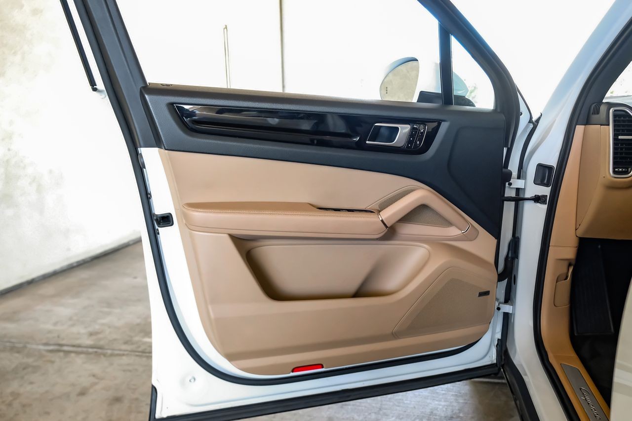 Porsche Cayenne Vehicle Main Gallery Image 47