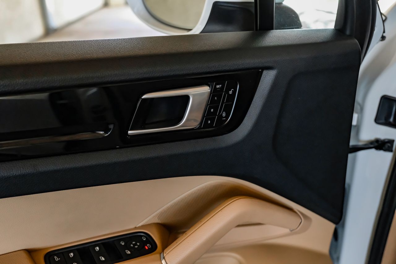 Porsche Cayenne Vehicle Main Gallery Image 48