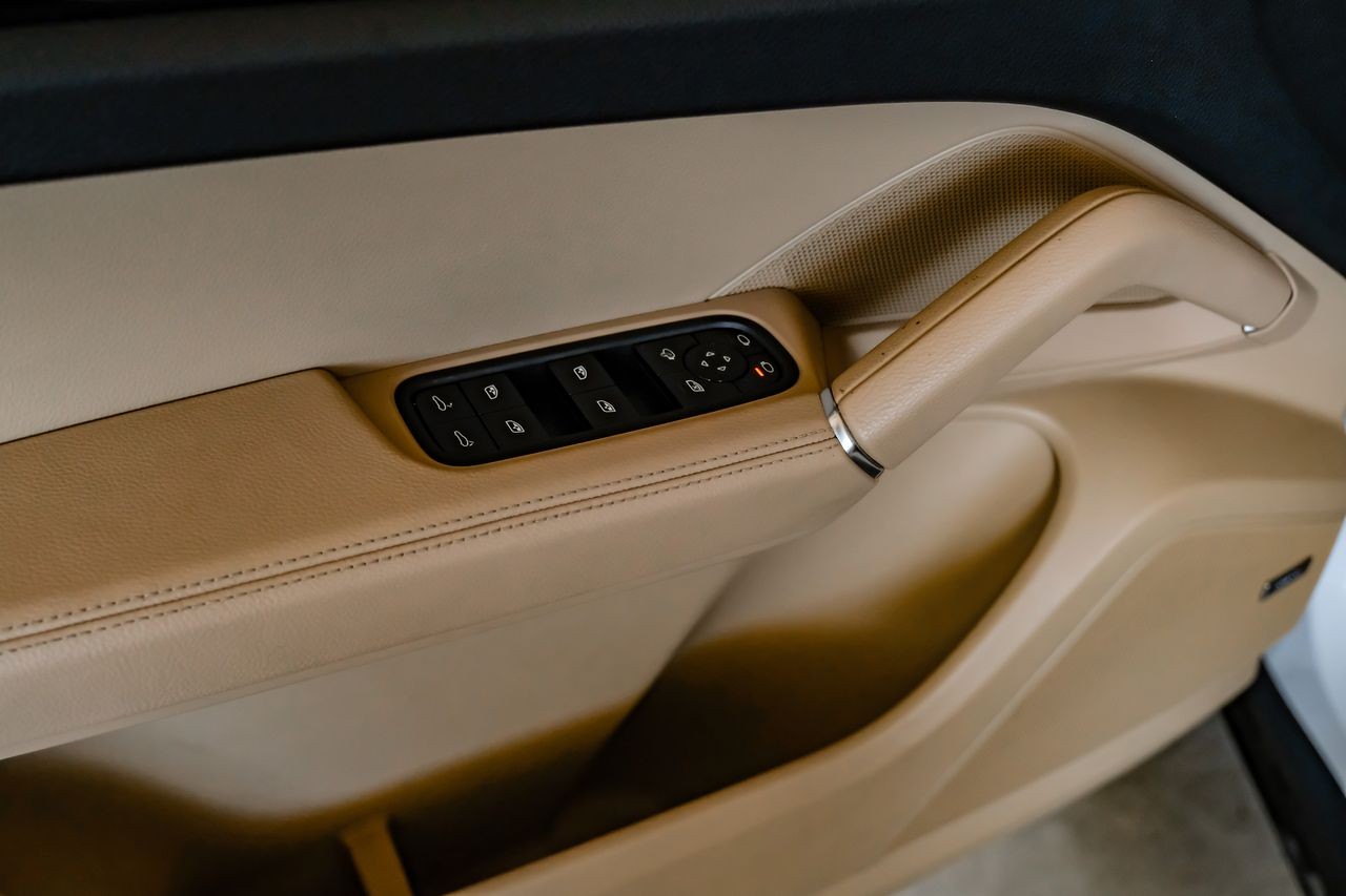 Porsche Cayenne Vehicle Main Gallery Image 49