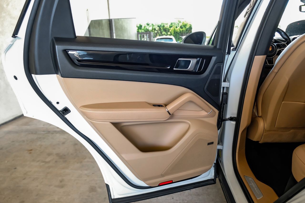 Porsche Cayenne Vehicle Main Gallery Image 51