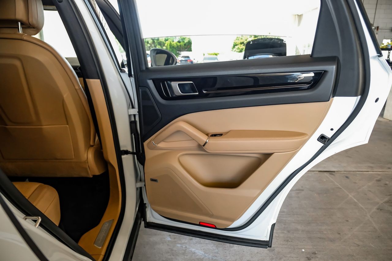 Porsche Cayenne Vehicle Main Gallery Image 52