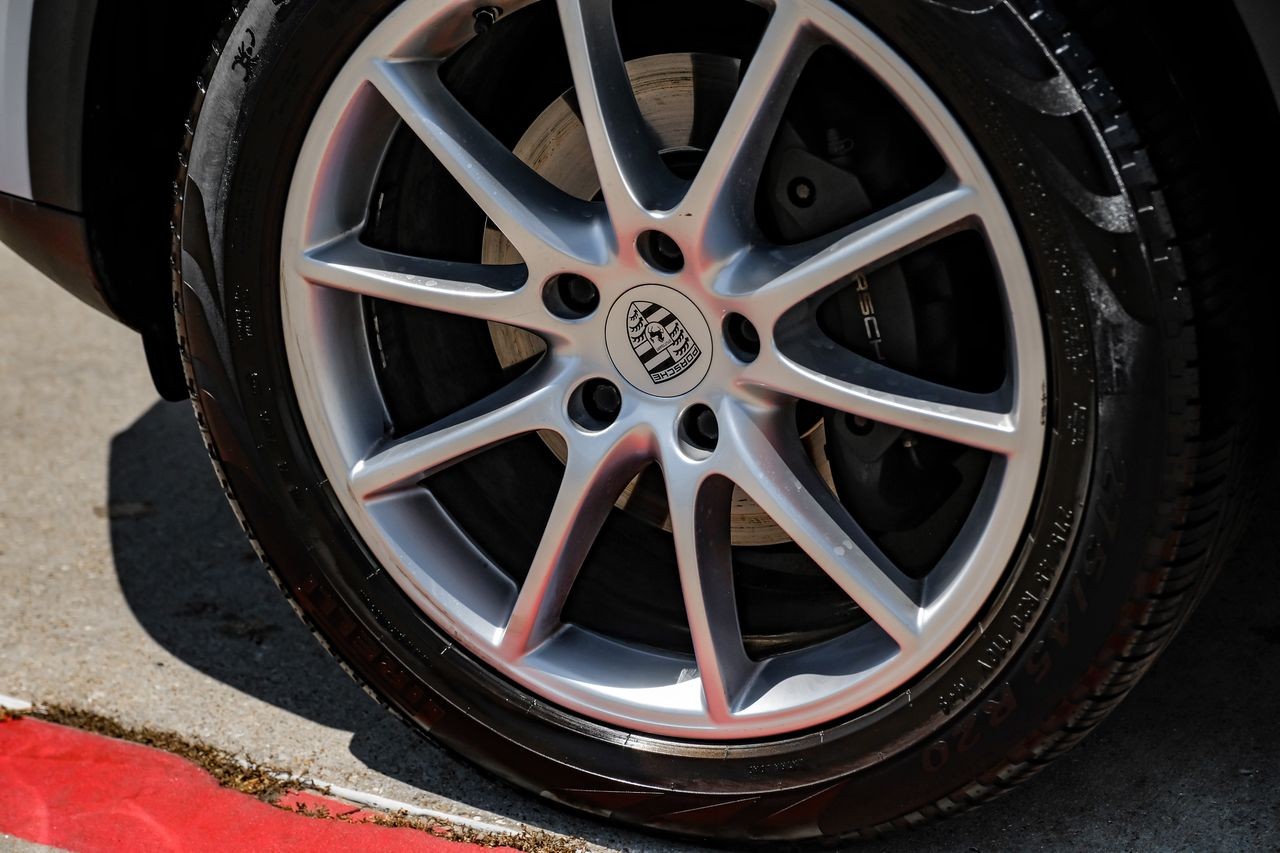 Porsche Cayenne Vehicle Main Gallery Image 61