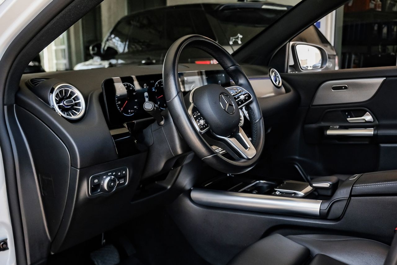 Mercedes-Benz GLA Vehicle Main Gallery Image 03