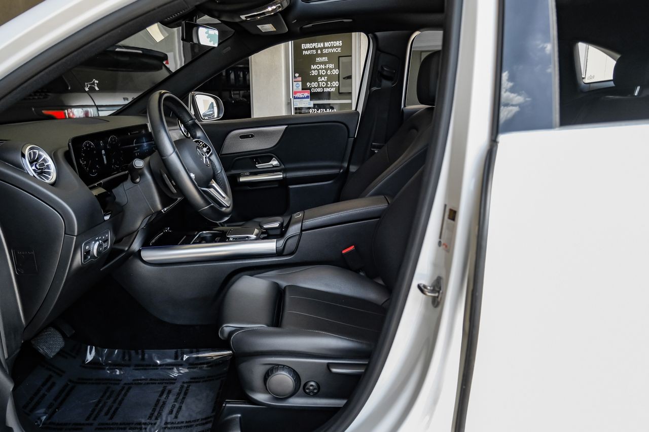 Mercedes-Benz GLA Vehicle Main Gallery Image 04