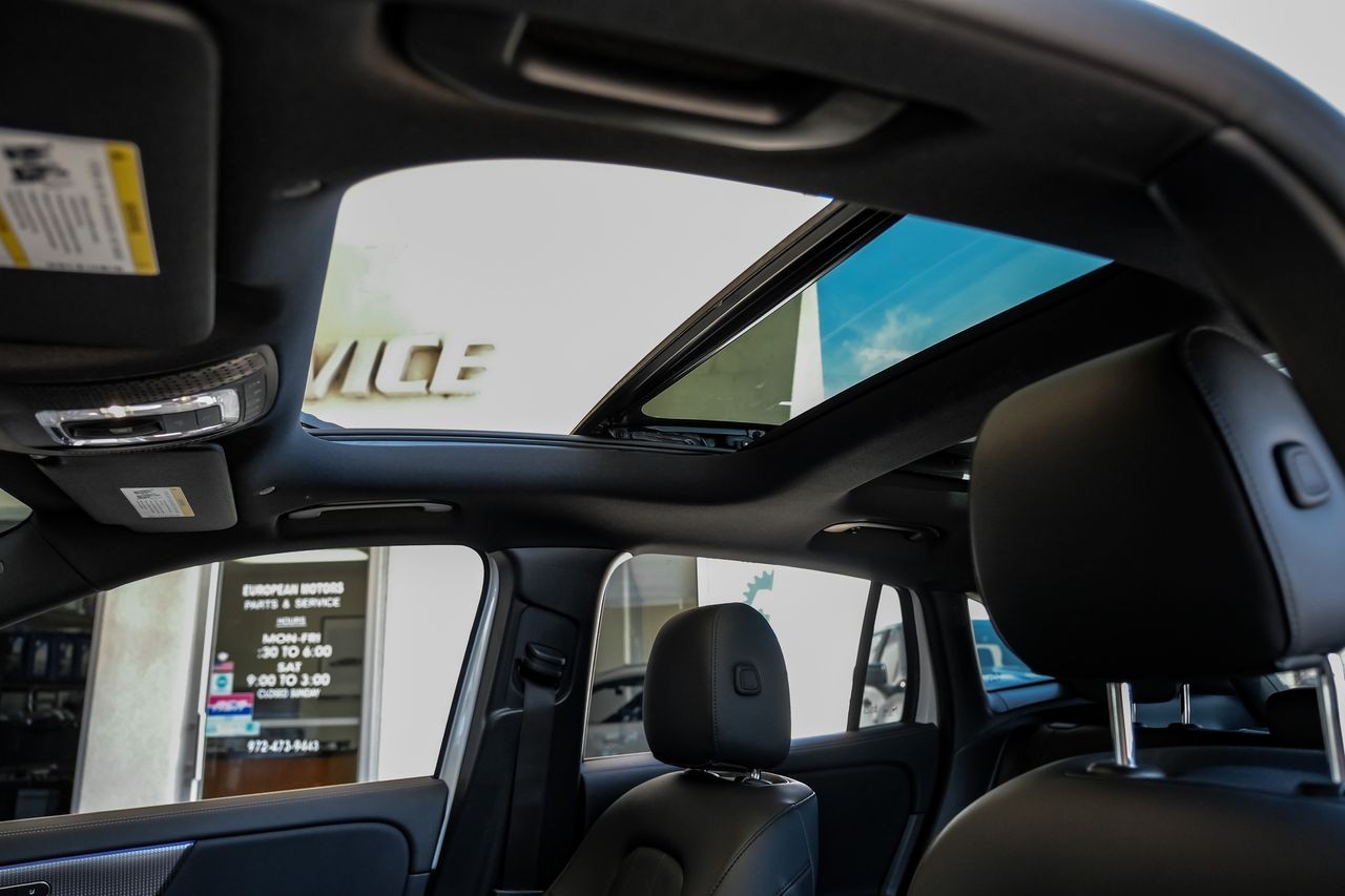 Mercedes-Benz GLA Vehicle Main Gallery Image 05