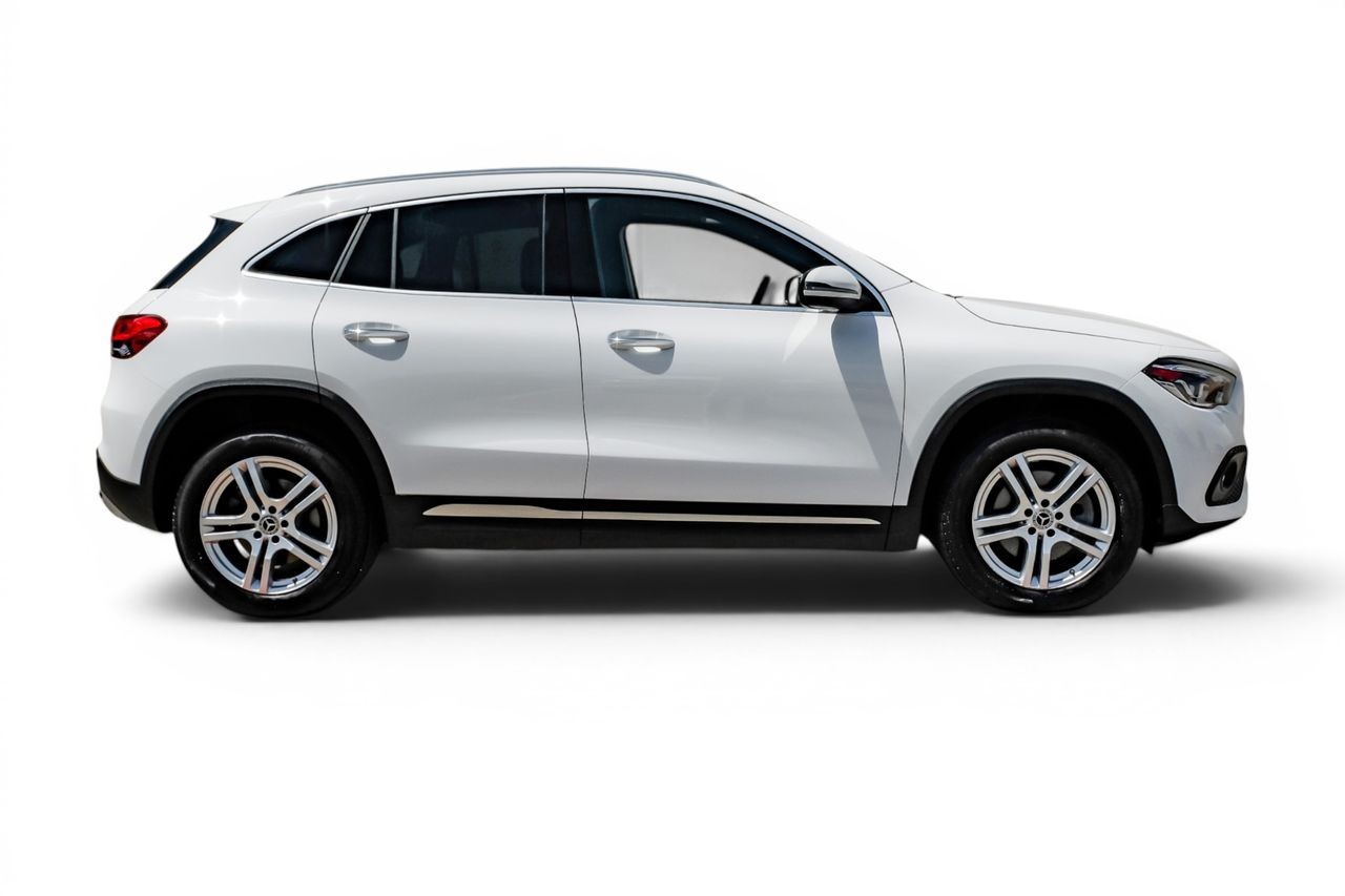 Mercedes-Benz GLA Vehicle Main Gallery Image 08