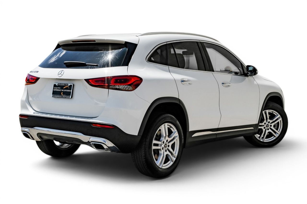 Mercedes-Benz GLA Vehicle Main Gallery Image 09