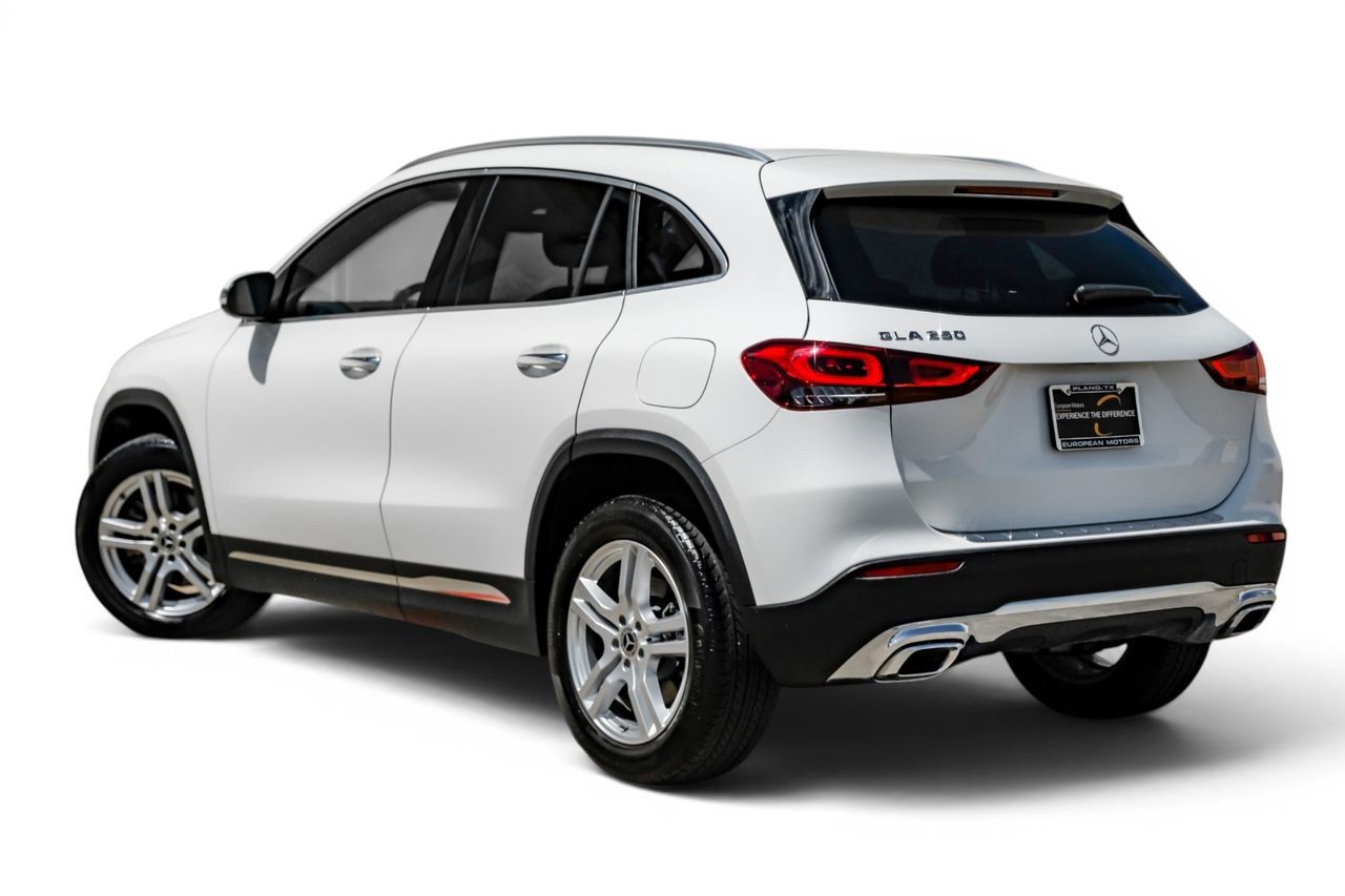 Mercedes-Benz GLA Vehicle Main Gallery Image 11