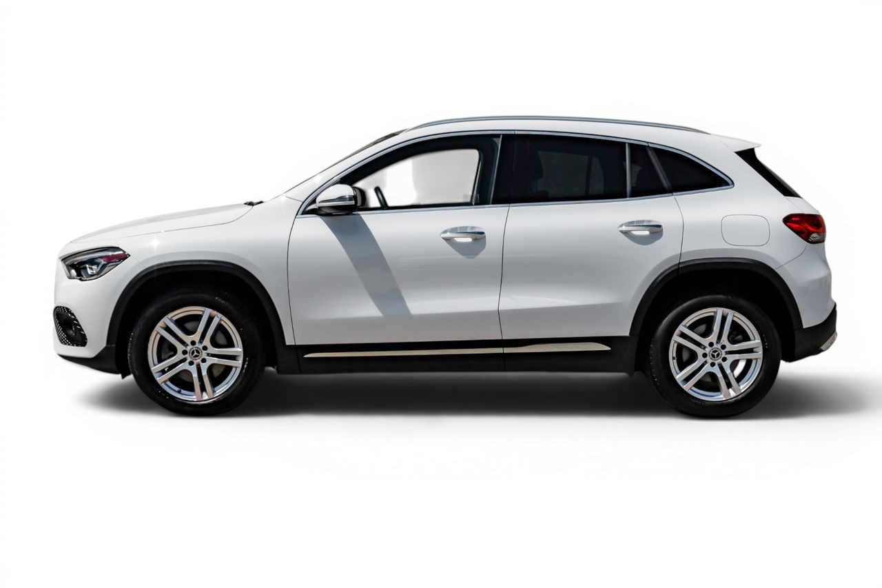 Mercedes-Benz GLA Vehicle Main Gallery Image 12