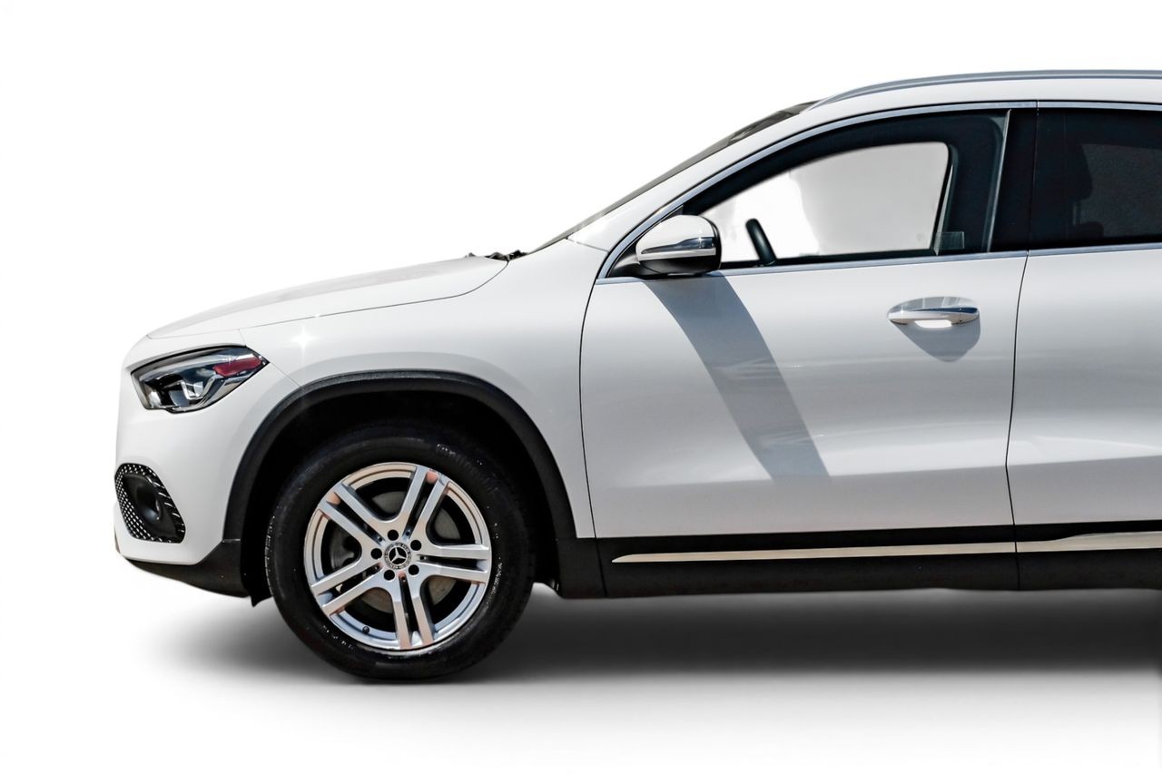 Mercedes-Benz GLA Vehicle Main Gallery Image 13