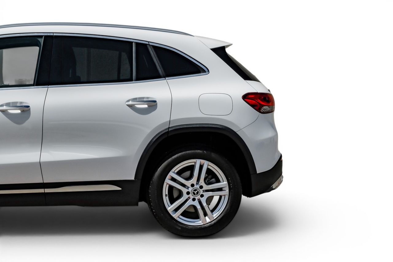 Mercedes-Benz GLA Vehicle Main Gallery Image 14