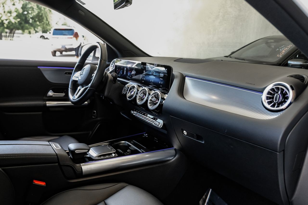 Mercedes-Benz GLA Vehicle Main Gallery Image 15