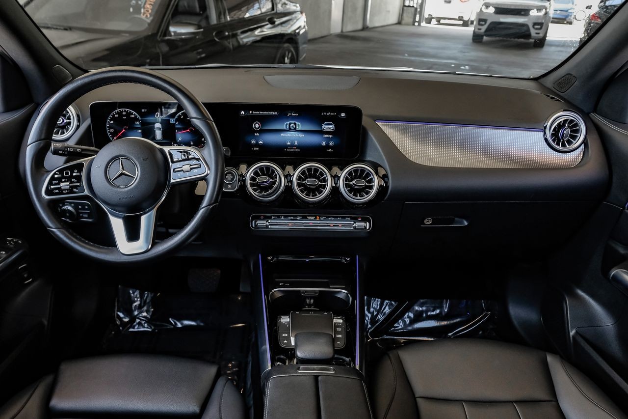 Mercedes-Benz GLA Vehicle Main Gallery Image 16