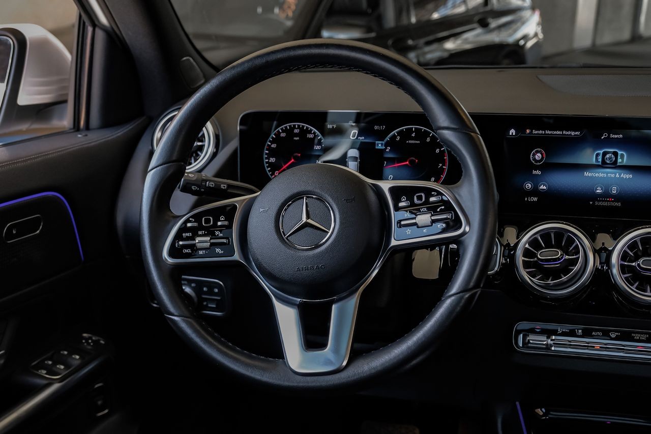 Mercedes-Benz GLA Vehicle Main Gallery Image 17