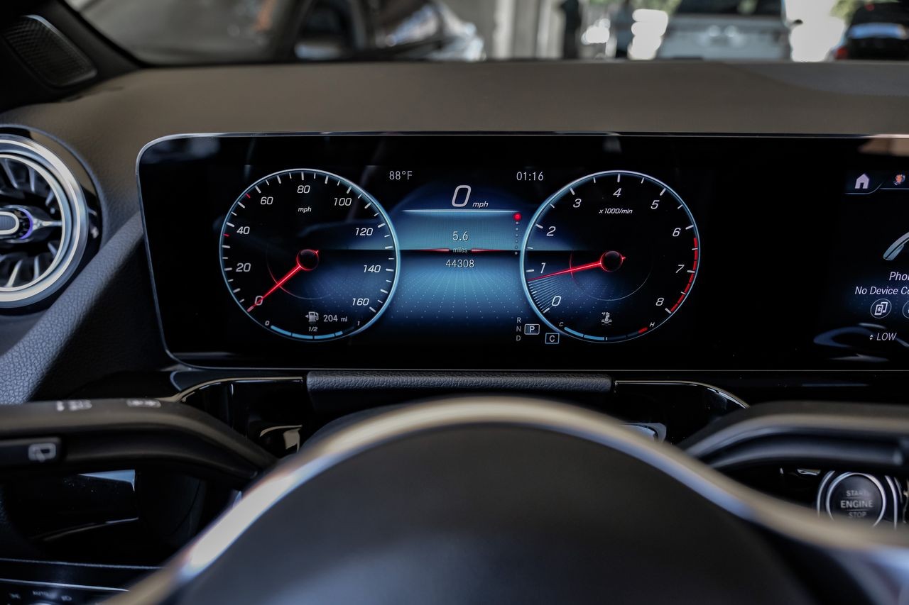 Mercedes-Benz GLA Vehicle Main Gallery Image 21