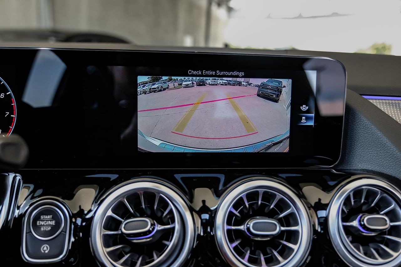Mercedes-Benz GLA Vehicle Main Gallery Image 24