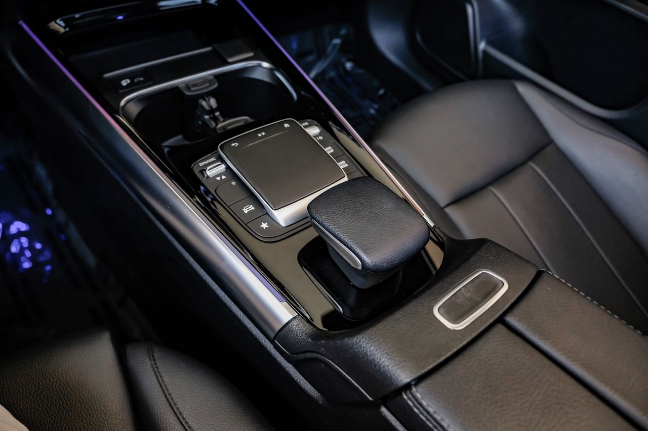 Mercedes-Benz GLA Vehicle Main Gallery Image 25