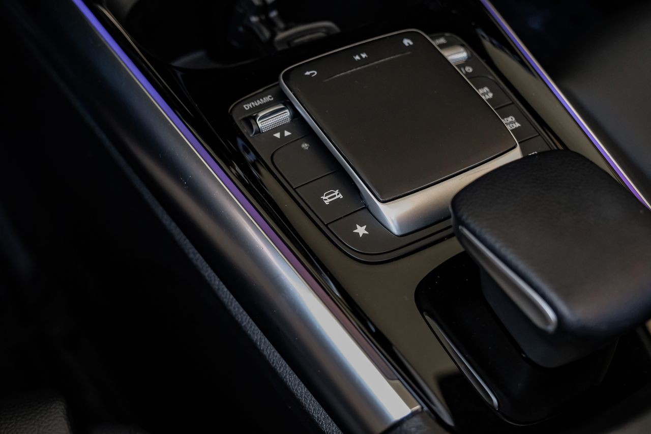 Mercedes-Benz GLA Vehicle Main Gallery Image 26