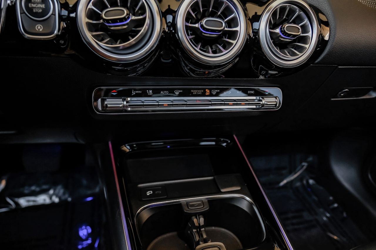 Mercedes-Benz GLA Vehicle Main Gallery Image 28