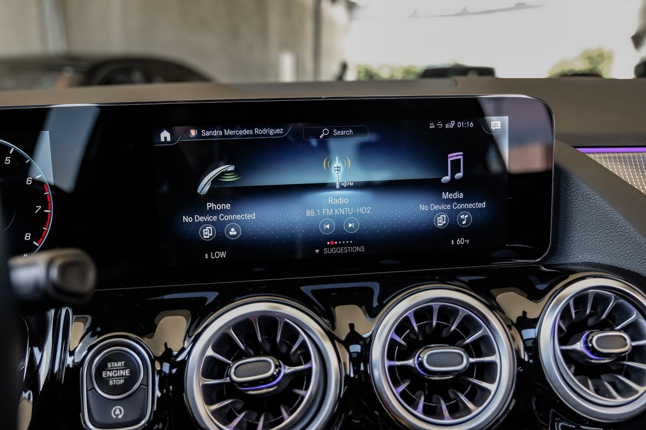 Mercedes-Benz GLA Vehicle Main Gallery Image 30