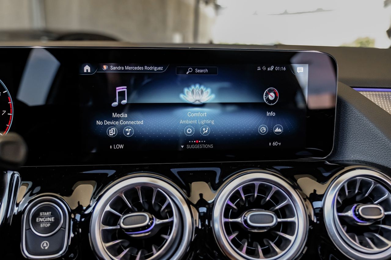 Mercedes-Benz GLA Vehicle Main Gallery Image 31