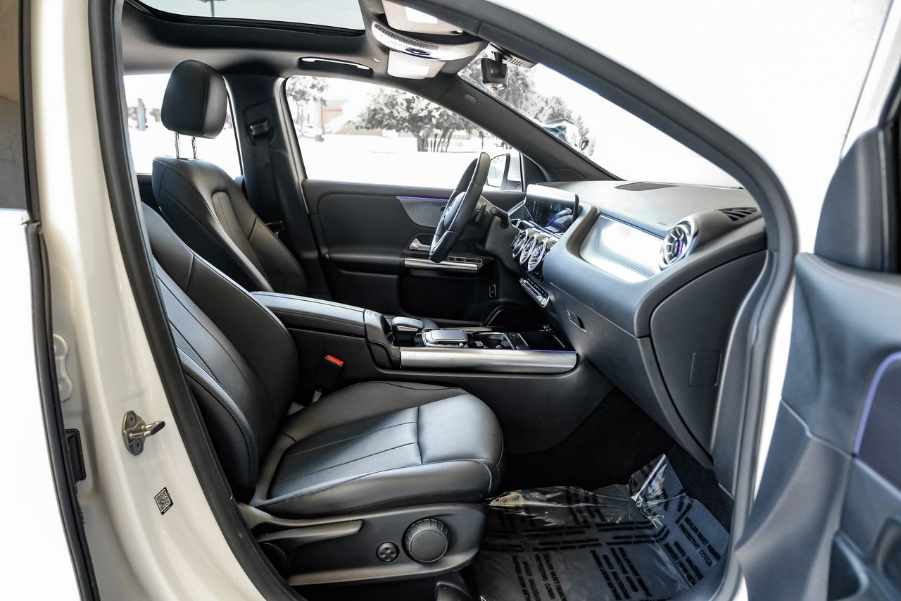 Mercedes-Benz GLA Vehicle Main Gallery Image 35
